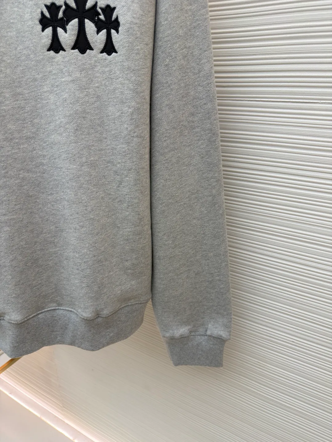 Chrome Hearts Logo Round Neck Sweatshirt ●Original: Purchased and developed for 29300 ●Item No.: 1682056-A75 ●Fabric: Interwoven air cotton fabric ●Technology: Patch embroidery production ●Color: Gray ●Version: Fitted version ●Weight: about 790 grams ●Size: S-M-L-XL ●Description: Customized heavy fortress interwoven air cotton, full texture, thick and solid, with classic black as the curtain It gives a deep sense of luxury. With the Kro heart cross appliqué decoration on the chest, it becomes the ultimate interpretation of the dark Gothic style. The CH Gothic font is the finishing touch on the back page, letting the totem become your spiritual punctuation. The logo iron plate sways slightly with the swing of the body, adding a sense of movement and vitality. It is unobtrusive but has an indescribable aura. It interprets the perfect blend of retro and luxury, using imported machine appliqué technology and using advanced computer control systems and precision mechanical components. Realize the Chrome Hearts logo patch embroidery operation, showing an embroidery effect with both clarity and three-dimensionality. The fabrics have been washed and have a better hand feel. It is not easy to deform, not easy to shrink, not easy to fade, and maintains long-term beauty. The overall wiring is straight and delicate, the fabric is comfortable and soft, and the color is consistent without color difference. It can be matched with the same style to create a fashionable look and control various occasions. Customized accessories, complete with three standards, same style for men and women!